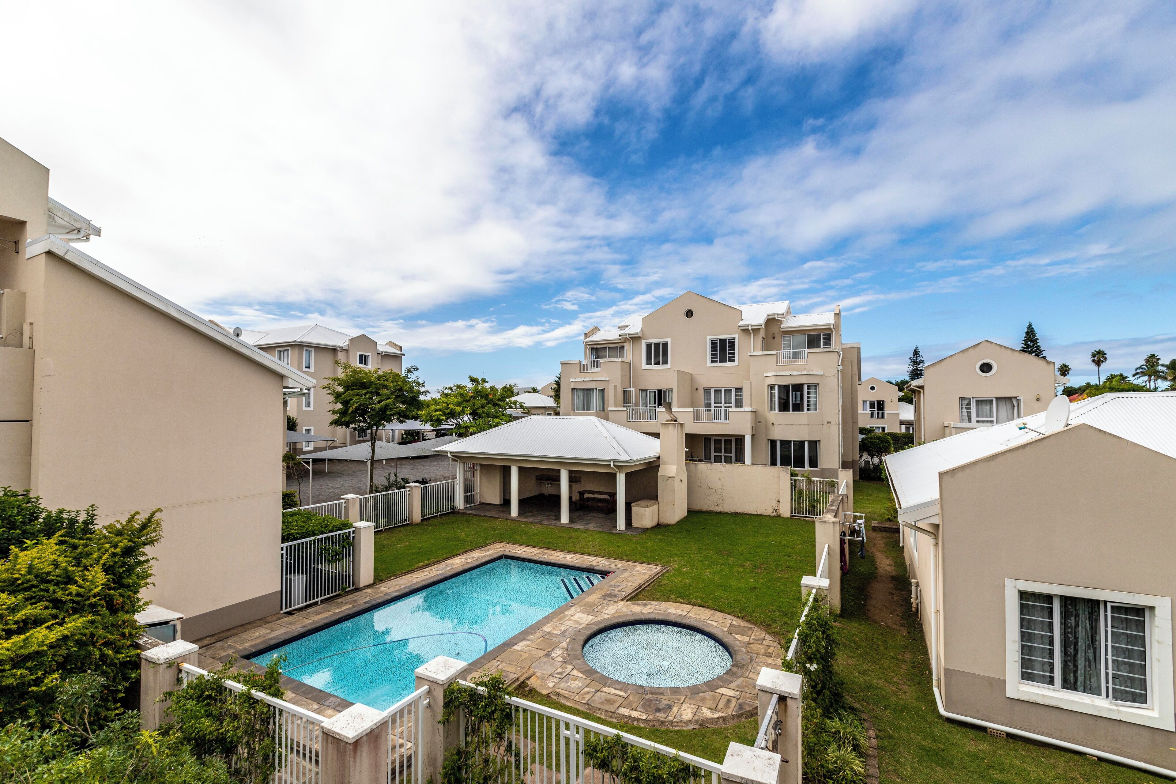 2 utendørsbassenger