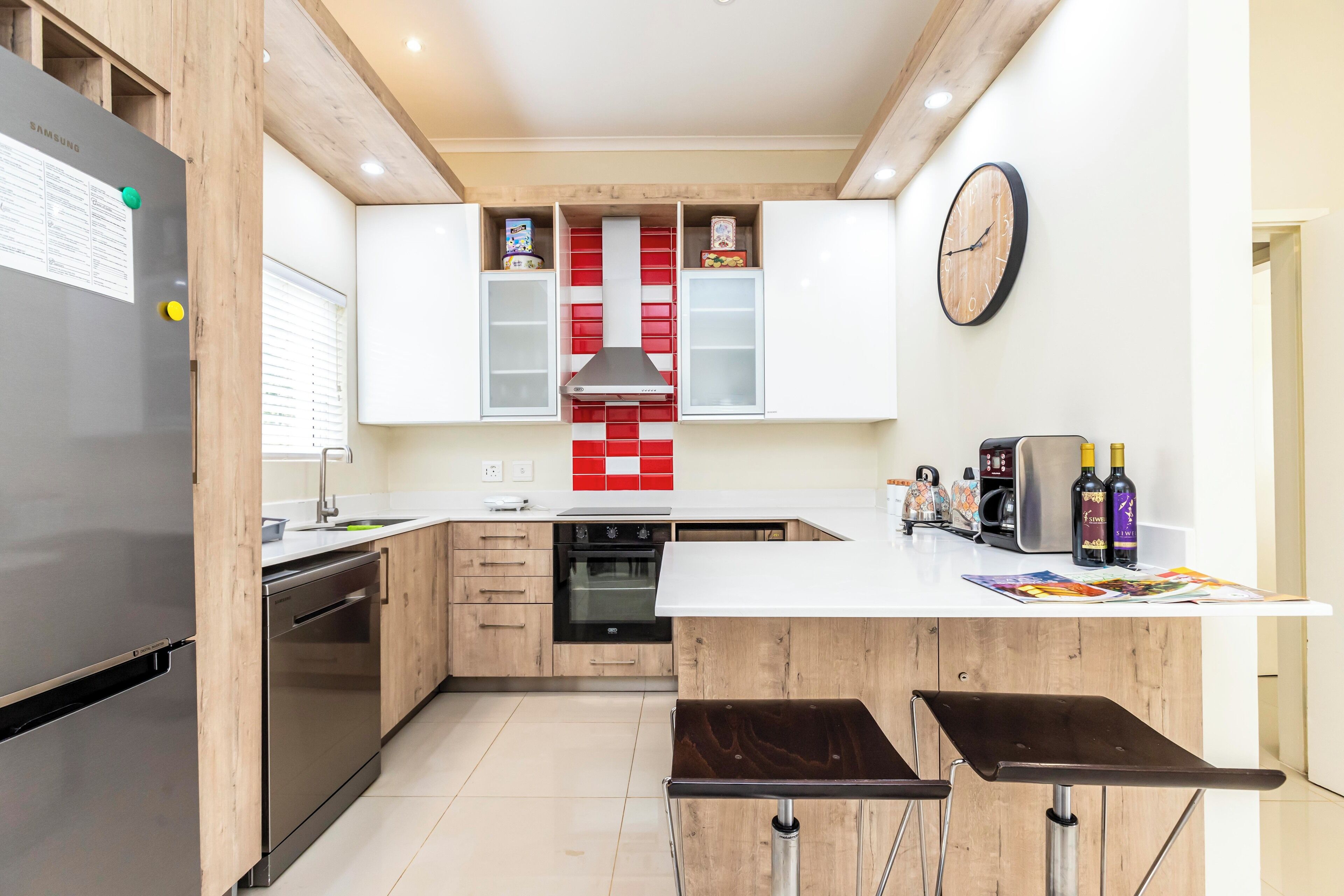 Villa superior, vista al jardín | Cocina privada | Refrigerador con congelador, microondas, horno y parrilla de estufa 