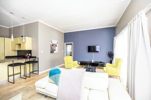 Leilighet – superior, hageutsikt | Oppholdsområde | TV