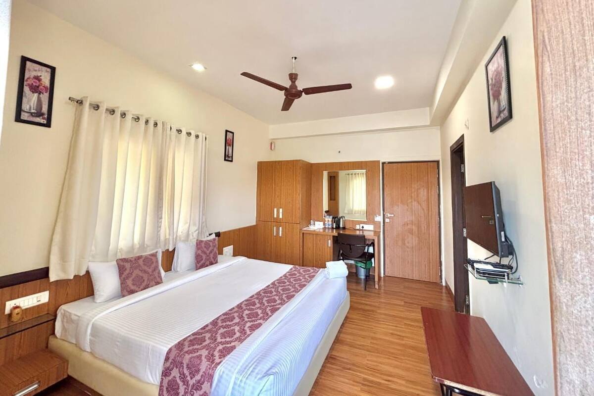 Deluxe kamer, balkon, uitzicht op stad | 1 slaapkamer, een laptopwerkplek, gratis wifi, beddengoed