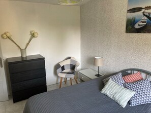 1 bedroom, bed sheets