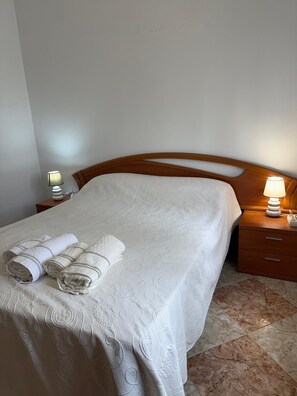 2 bedrooms, desk, iron/ironing board, WiFi