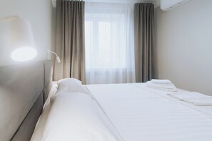 2 habitaciones, escritorio y tabla de planchar con plancha