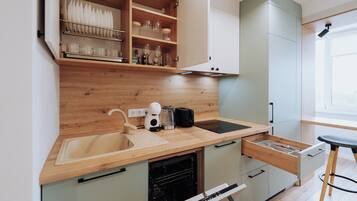 Kühlschrank, Mikrowelle, Ofen, Herdplatte