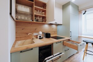 Frigorifero, microonde, forno, piano cottura