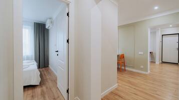 2 間睡房、書桌、熨斗/熨衫板、可攜式嬰兒床