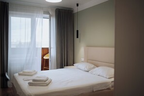 2 camere, una scrivania, ferro/asse da stiro, culla da viaggio