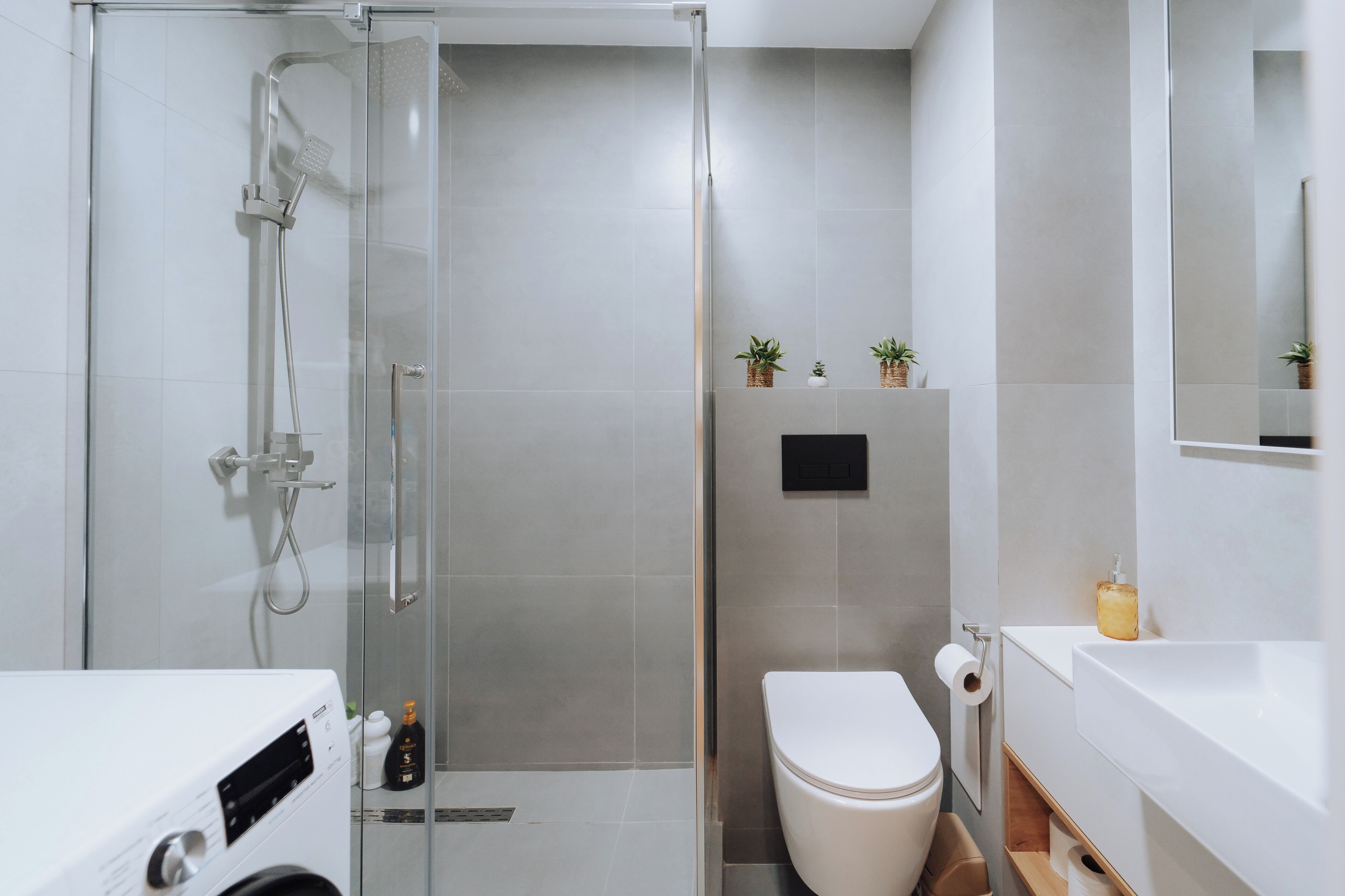 Douche, sèche-cheveux, serviettes fournies, savon
