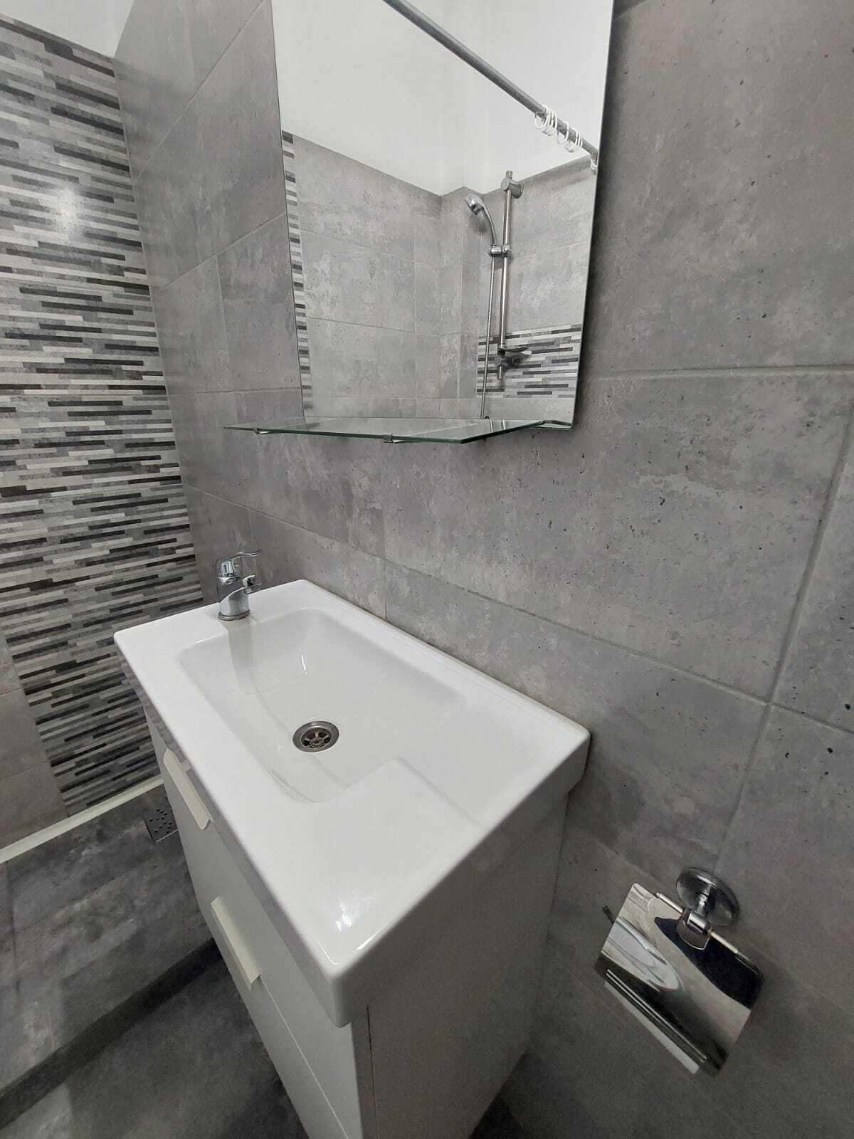 Douche, sèche-cheveux, serviettes fournies, savon