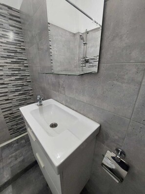 Ducha, secador de pelo, toallas, jabón