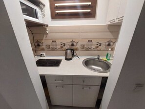 Frigobar, microondas, parrilla de estufa y utensilios de cocina 