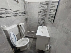 Shower, hair dryer, towels, soap - Tudor Apartment Universitate (Bucharest)