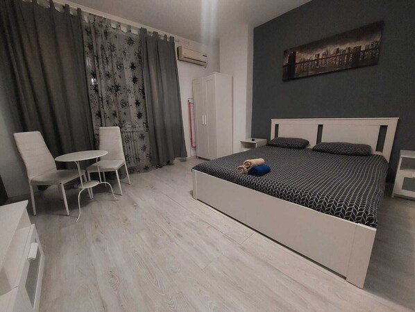 1 habitación, escritorio y espacio para trabajar con laptop