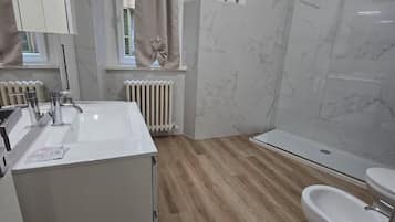 Residenza Deluxe | Bagno | Asciugacapelli, asciugamani, sapone, shampoo