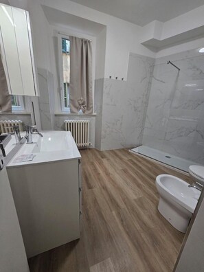 Deluxe Townhome | Bathroom | Hair dryer, towels, soap, shampoo - DANITO ROOMS (Ancona)