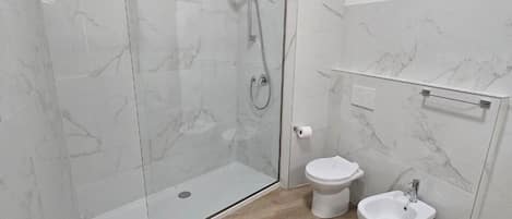 Deluxe Townhome | Bathroom | Hair dryer, towels, soap, shampoo