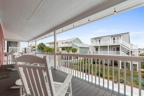 Property grounds - Newly Renovated 4-bedroom house with AC, WiFi in delightful Ocean Isle Beach (Ocean Isle Beach)