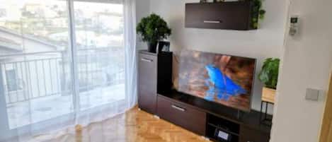 Appartement (Apartment with Mountain View) | Woonkamer | Een 32-inch flatscreentelevisie met kabelzenders