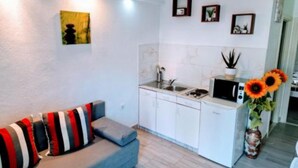 Leilighet (Apartment with Pool View) | Oppholdsrom | En 32-tommers Flatskjerm-TV med kabel-kanaler