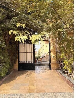 Exterior - Charming 1-bedroom villa in marvelous Giza Governorate with WiFi 4 (Giza Governorate)