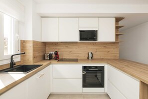 Fridge, microwave, dishwasher, coffee/tea maker