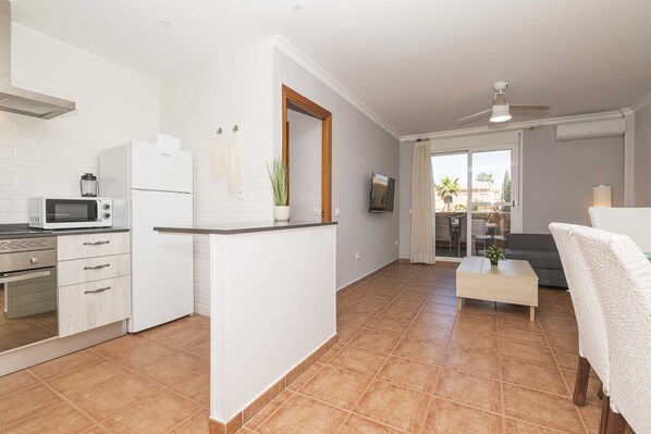 Kühlschrank, Mikrowelle, Geschirrspüler