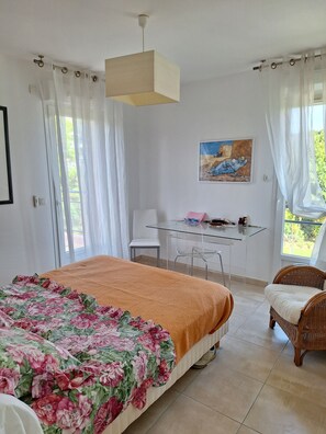 3 habitaciones, escritorio, tabla de planchar con plancha y wifi gratis 