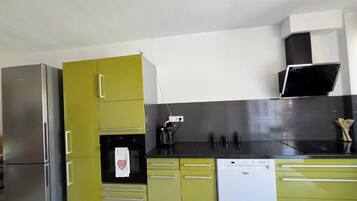 Een koelkast, een microgolfoven, een oven, een kookplaat