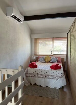 1 bedroom, travel cot, WiFi, bed sheets