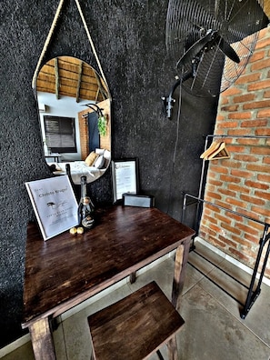 1 bedroom, iron/ironing board, WiFi, bed sheets - Cozy Luxury Bush Chalet in amazing Nelspruit, Lowveld (Nelspruit)
