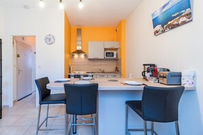 Réfrigérateur, micro-ondes, four, lave-vaisselle