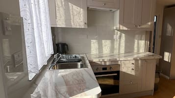 Oven, stovetop, cookware/dishes/utensils, ice maker