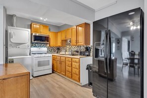 Een koelkast, een magnetron, een oven, een kookplaat