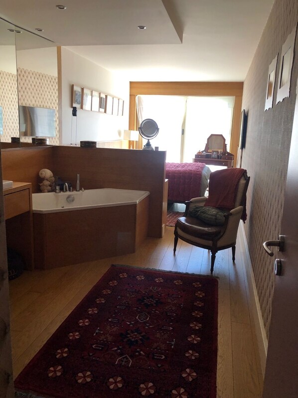 Jetted tub, hair dryer, towels, toilet paper