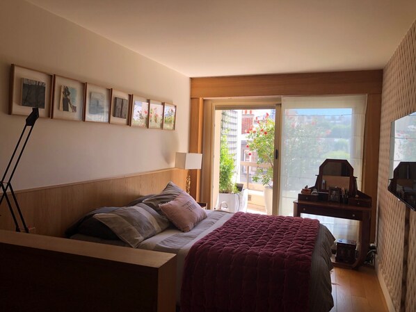 2 bedrooms, iron/ironing board, free WiFi, bed sheets - Apartment in Paris's 16th arrondissement with a view of the Eiffel Tower, an 8-minute walk from the Trocadéro, with a terrace (Paris)
