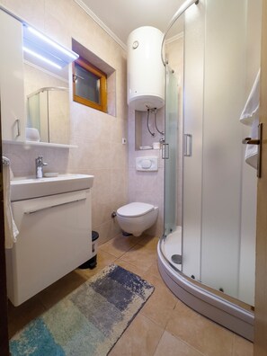 Douche, séchoir à cheveux, serviettes fournies, savon