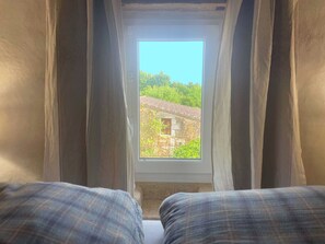 1 bedroom, bed sheets - Charming gîte in the Dordogne in the outbuildings of a 17th-century manor house (Queyssac)