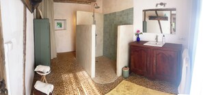 Shower, hair dryer, towels, soap - Charming gîte in the Dordogne in the outbuildings of a 17th-century manor house (Queyssac)