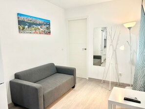 Living area - Metro Avenida de América 09 (Madrid)