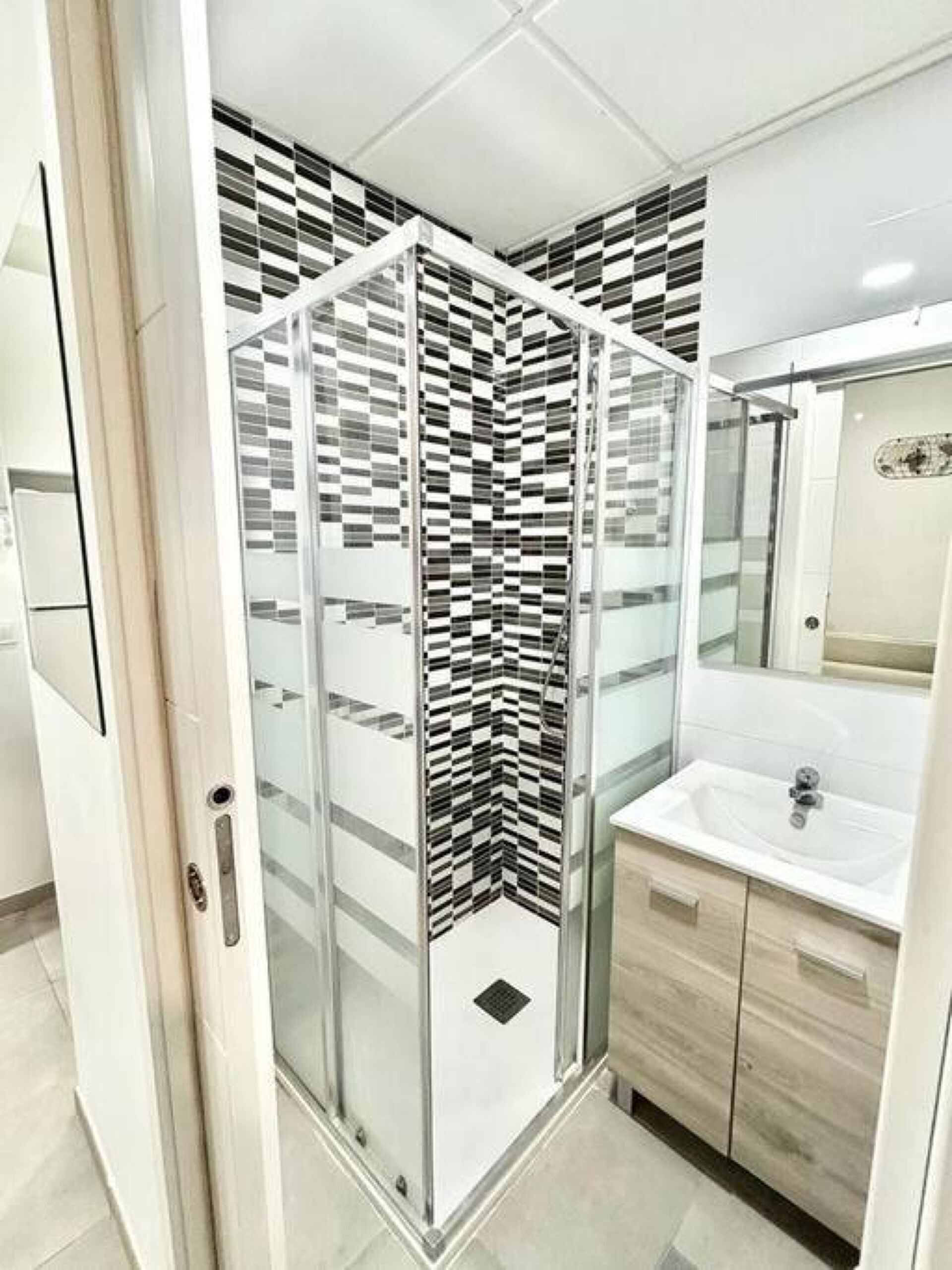 Secador de cabelo, toalhas de banho, sabonete, papel higiênico