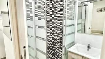 Secador de cabelo, toalhas de banho, sabonete, papel higiênico