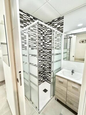 Secador de pelo, toallas, jabón, papel higiénico