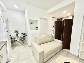 Living area - Metro Avenida de América 01 (1 bedroom apartment) (Madrid)