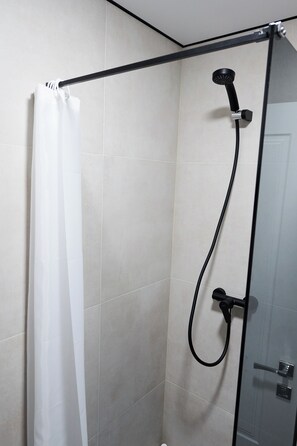 Dusche, Haartrockner, Handtücher, Seife
