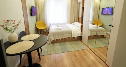 Charming Apartment by Park, Museums & Cafes