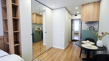 1 habitación, tabla de planchar con plancha y cuna de viaje