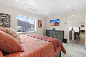 4 bedrooms, desk, iron/ironing board, travel cot - Red Rock Refuge. Massage Chair, Hot Tub, & Parking (Moab)