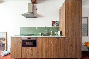 Frigorifero, microonde, forno, piano cottura