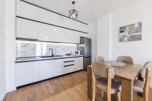 Apartamento família, sacada, vista para o mar | Cozinha privada