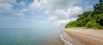 (Unit B) Lakeside Home Close To Private Association Beach!